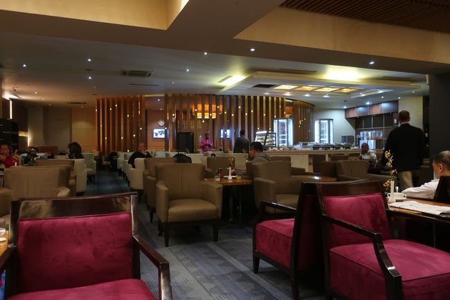 ラウンジ自体は毎回お馴染みのプレミアムラウンジです。<br />この日は人が少なかったけど、時間帯によっては激混みなんだよね。