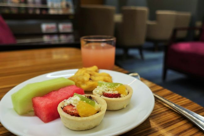 朝ごはんということで、あっさり目に。<br />ビールも置いてあるけど、機内で飲めばいっか。