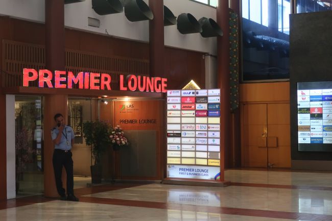 搭乗時間となりまして、ゲートへと。<br />それにしても、提携が多すぎやしませんかね、プレミアムラウンジ。<br />そりゃ混雑するわけだ。