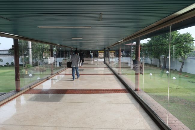 時間は7:00<br />すっかり明るくなったジャカルタ。<br />Terminal2は搭乗前にセキュリティチェックがある。<br />その先には待合室しか無いので、急いでゲートに向かう必要性が無い。