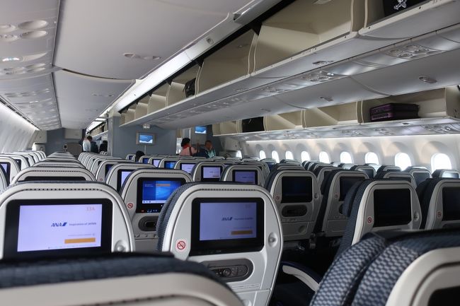 図らずも一番乗りで搭乗。<br />座席は一番後ろ。<br />この機材の一番後ろの席は広いんだよね。<br />隣の席はチェックイン時にブロックしてくれたようで、チェックイン直後に座席指定不可になっていた。