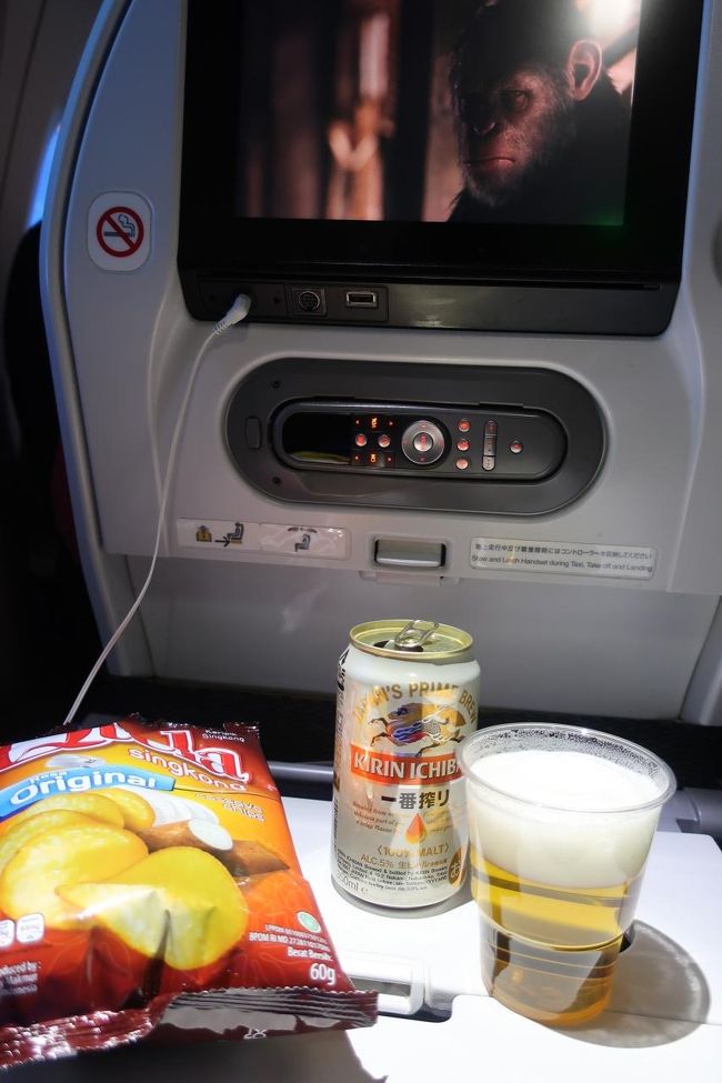 機内食にはあまり手を付けず。<br />ラウンジで朝ご飯食べたばっかりだったしね。<br /><br />その後は持ち込んだキャッサバポテチとビールで映画タイム。<br />キャッサバポテチは東南アジアではポピュラー。<br />食べ応えがあっていつも買ってしまいます。