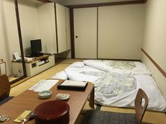 ■温泉入って爆睡。

やっぱり和室に布団が最高！
温泉入ってビール飲んだらすぐに爆睡した。