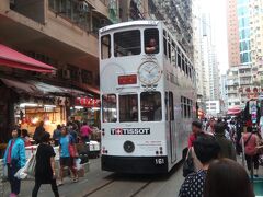 有名な春秧街（Chun Yeung St.）。混雑したマーケットの真ん中をトラムがゴトゴトと音を立てて走ります。