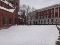 ここは人が通らないので雪が深く積もったままでした。