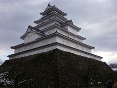 近くまで来ましたが、いつ見ても立派な天守閣です。空は少し曇っていますが、それがこの白いたたずまいと不思議に調和しています。