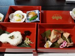 　田川の料亭「あおぎり」にて
昔の田川市長の迎賓館だったそうです。
　三段重でした。ごはん、白身魚の三杯酢。赤魚西京焼き。エビしんじょｅｔｃ。
赤出汁と、茶碗蒸しとお刺身が付きます。お上品で美味しいです。
ツアーですから材料費はそこそこだと思いますが、「料亭」と名を打つだけのことはあります。