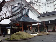 日新館から車で40分、今夜の宿、福島県芦ノ牧温泉の《大川荘》に着きました。玄関には宿の方が3、4人が控えていて、到着客を迎え入れてます。