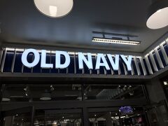 チェックインできる時間まで、軽くショッピング。
日本で撤退したOLD NAVYや、アバクロ、ホリスター、などなど適当にまわりました。