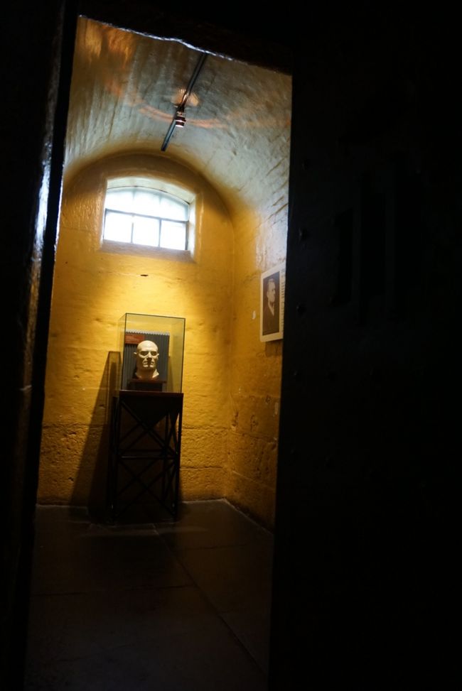 実際独房にいた囚人のデスマスクがあります。リアル