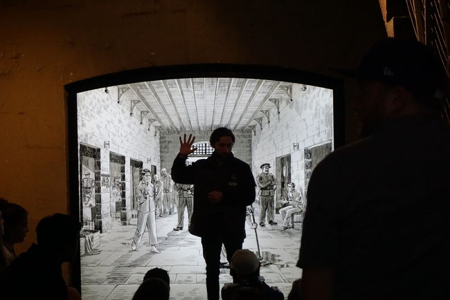 当時の様子を説明してくれます