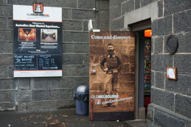 かつての守衛室がエントランスになっています。