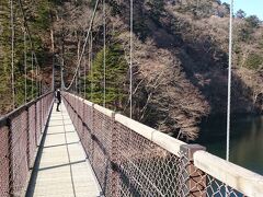 《回顧の吊橋》です。ちょっと渡ってみます。