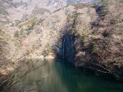 吊橋からは《回顧の滝》が眺められました。