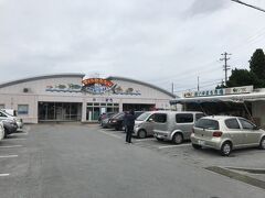 カーナビが通れない車止めがある道を案内してくれてロスタイム
まっ急ぐ旅じゃないし、行き当たり的だから
これも良し！
と、見ると泊いゆまち
「いゆ」とは沖縄の方言で魚のことで、「まち」は市場の意味らしい