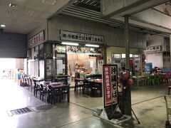 市場関連のオヤジさんに聞く
親切すぎるぐらい、案内連れて行ってくれた
柱番号２番から入るとすぐだった
で、ここ
与那原そば本舗三倉食品
なんかよく分からない店名だけど