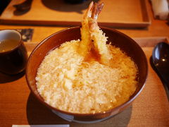 お昼はこれ。

岡北の「天とじうどん」。

おうどんがふわふわの溶き卵で贅沢にとじられています。
そこに大きなエビ天が二尾。

優しいダシが体にじんわりしみわたって美味しい。。
寒かったのでとても温まりました。