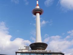 ごはんを食べてひと眠りしたら、あっという間に京都につきました。

8:30にはついたのですが、構内やバスターミナルにはすごい人。
平日でも紅葉時期はこんなにすごいのか、と少し唖然しました。。