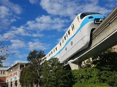 舞浜駅の改札を出たら我々は右方面です。今日はディズニーランドを楽しみたいと思います！