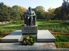 途中の公園のパデレフスキー像。彼は有名な音楽家で首相でもありました。