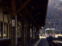 この時期限定の素敵な秋色の風景が広がる藪原駅にやって来ました