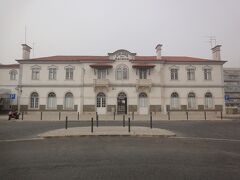 caldas rainha駅
歩いて５分程度。
バスターミナルと違い殆ど人はいないので閑散としてます。

ここからの電車は本数が少ないので要注意です。一本逃がすと半日待ちとかになるので、バスのほうが本数が多いです。