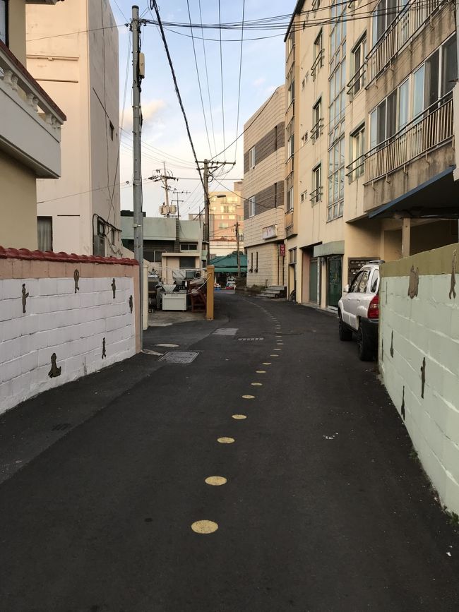 道にも点線。<br />壁にも可愛い絵が貼られています。