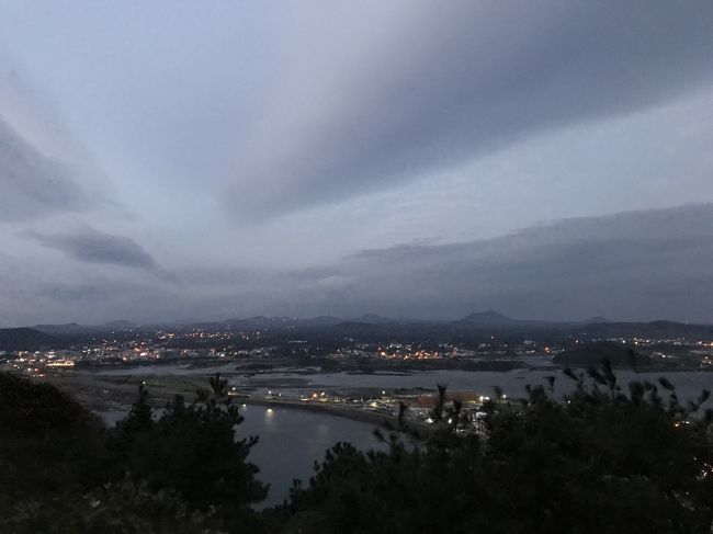 白むなか日の出を目指し登ります。