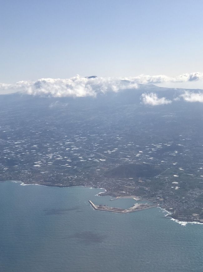 チェジュが見えてきました。<br />ハルラサンは雲に隠れて、頂上だけが少し見えます。