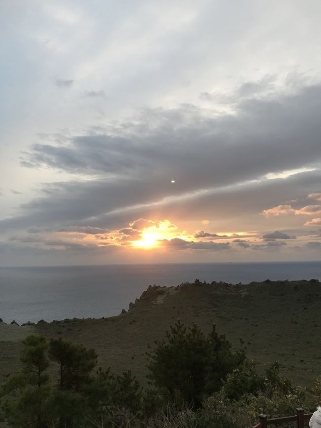 海から昇る太陽は見られませんでしたが、雲の隙間から太陽がみえました。