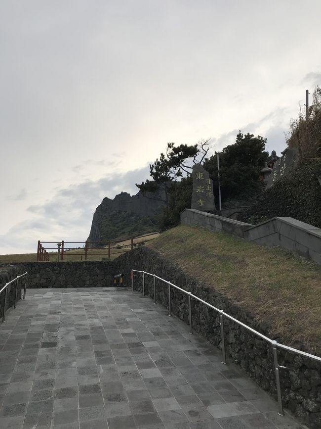 お寺があったのであがってみます。