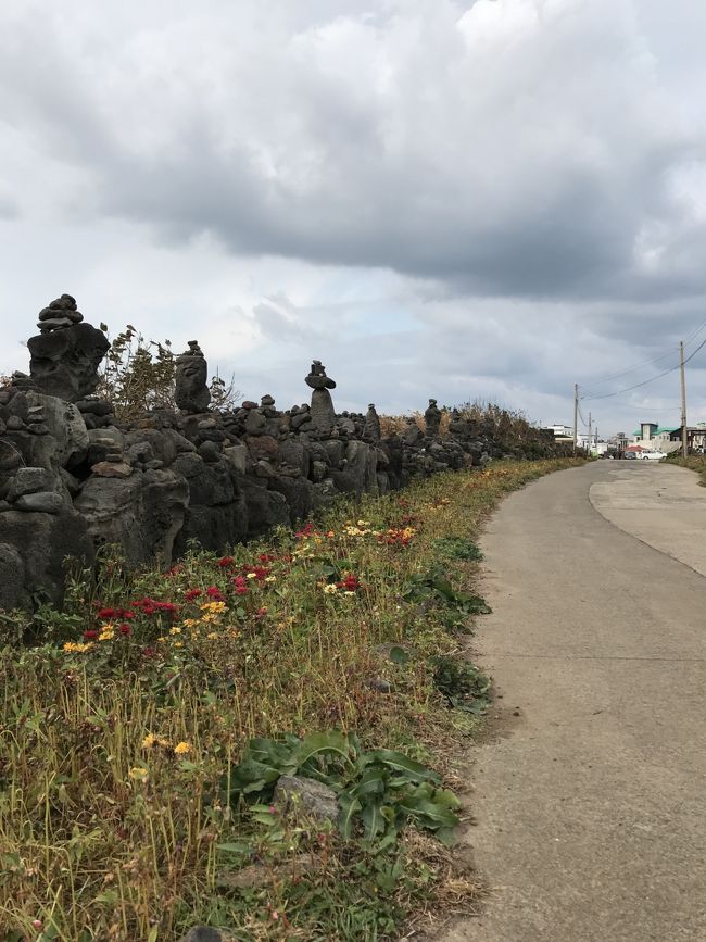 石垣と花がキレイ。