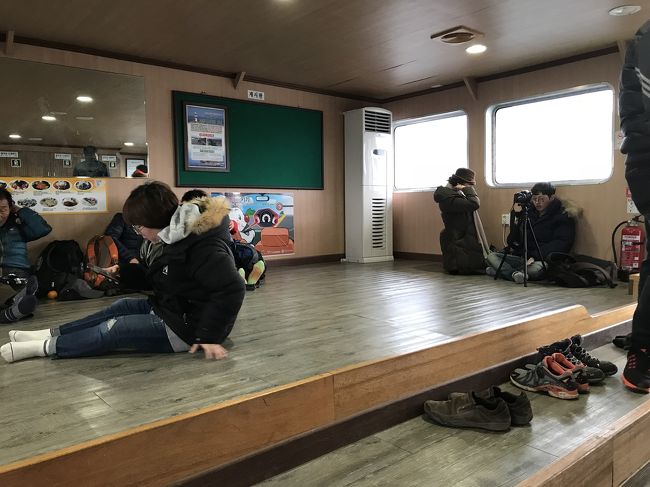 9:00にゲストハウス出発。<br />船は9:20発だったようですぐに出発しました。<br />往復8500ウォン。<br />船の時間に合わせて送ってくれたんですね。<br />船もオンドルでした。