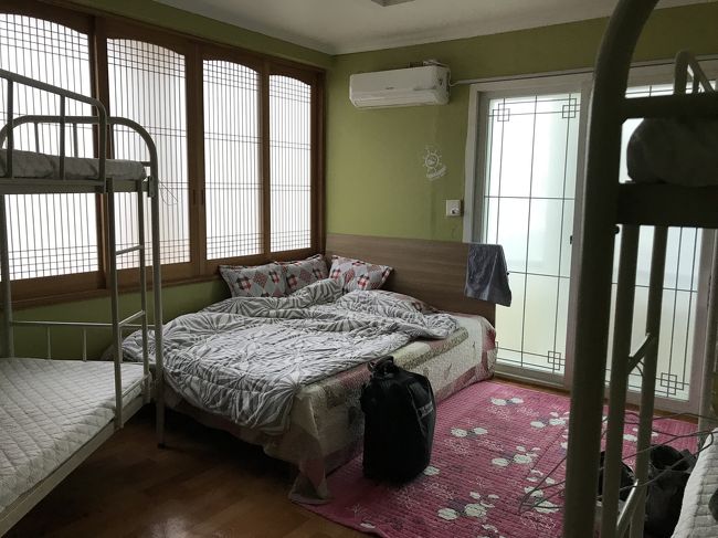 今回はドミに泊まりました。<br />定員６人に対してコンセントの差し込みが12個ありました。<br />さすが韓国。