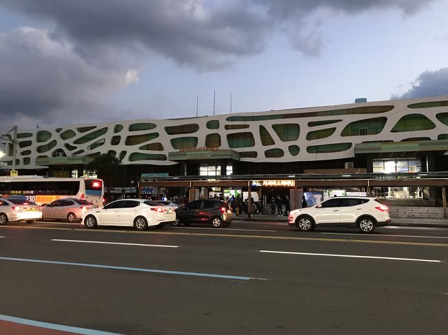 バスターミナル。ガウディっぽい。<br />ここから空港行きのバスに乗ります。<br />10分くらいで到着。