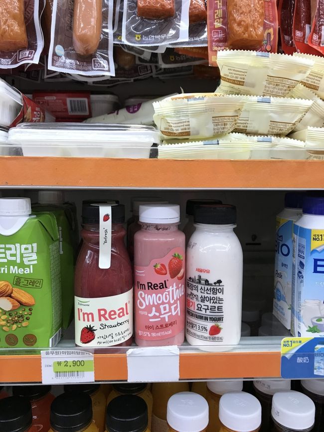 イミグレ前にセブンイレブンが。<br />Im realを購入。キンパも購入。