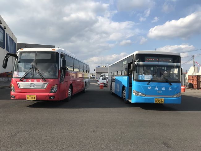 14:30発のバスで市街地を目指します。<br />赤がエクスプレス、青が普通。<br />今回は青のバスにしました。<br /><br />チェジュのバスシステムは2017年の夏に大幅に変わったようで、Googleマップで検索してみましたが、精度が悪く、まだ非対応な印象でした。<br />今回はバス停で時刻をみたり、チェジュバスのアプリを使用しました。バスは全てFree Wi-Fi付き。