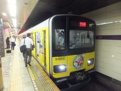 地元の駅から東京メトロを乗り継いで半蔵門線で渋谷へと向かいます。
ちょうどクレヨンしんちゃんのラッピングトレインが入ってきました。
