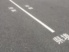 比叡山有料道路にて・・・
京都と滋賀の県境。

紅葉がとてもきれいでした。
3000円弱の高級有料道路のため道もすいててゆっくり走れます。

高速料金支払うときに割引中なのでと聞こえたのですが割引でこの値段？？とびっくりしました。しかし超寒かったのでバスなど待ってたら凍えてしまうので車が一番です。それにしても滋賀県寒すぎる・・・
ちなみにＥＴＣ使えません。
