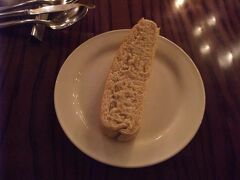 ビッグバンドビートの後は、リストランテ・ディ・カナレットで本日の食事を頂きます。
ディナーコース。
このコースでは、まずパンが付いてます。