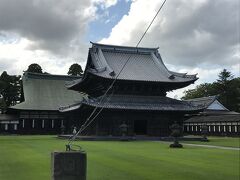 １４：３０　瑞龍寺
レンタカーで、五箇山と井波を巡り（別旅行記　https://ssl.4travel.jp/tcs/t/editalbum/edit/11283307/）、瑞龍寺拝観。山門は工事中で全体が網をかぶっていました。