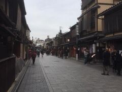 京都へ移動して・・・・八坂神社に向かうがその手前の祇園の街並み

もっともっとゆっくり見たかった京都。
もう少し暖かくなったらまたいこう