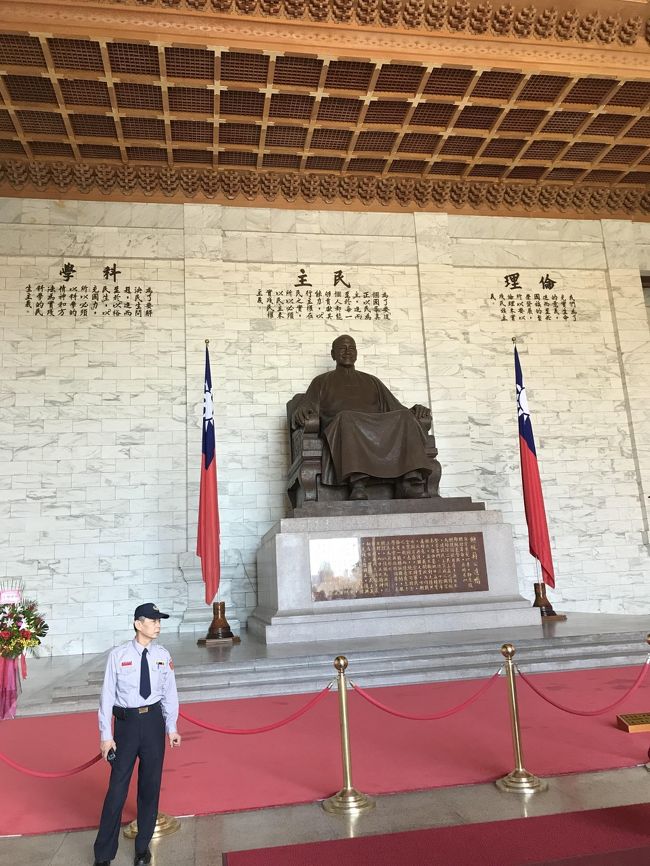「中正記念堂」<br />蒋介石さんの座像です。中正紀念堂の中正は蒋介石さんの本名です。「介石」「瑞元」「志清」も全て蒋介石さんの名前ですね。また、中山といえば、皆さん良くご存じの孫文さんの本名ですね。これらの名前が道の名前に使われています（中山北路などです）。<br />