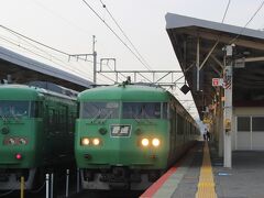 １１月４日。
今日は琵琶湖周辺を回ります。
まず湖西線の堅田駅へ。
電車は懐かしい１１７系。
かつては「新快速」専用の電車として華々しい活躍をした電車ですが、今は普通列車で第二の人生を過ごしているようです。
昭和の電車なので、中も古さを感じましたが、それでも快適な電車です。