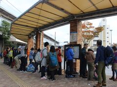 堅田駅からは「鯖街道」へのバスに乗り換え。
「ローカル路線バスの旅　第１９弾」で太川さん、蛭子さんもこのルートを使っていました。
終点の細川というところまでは１日２本しかないので、お客のいないローカルバスと思っていましたが、ハイキングに向かう人がたくさん。
バスも２台続行だったのは意外。