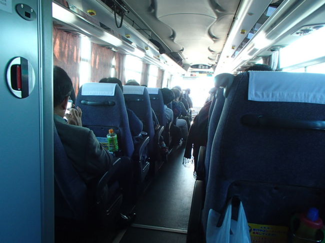 前日まで職場に行先は知らせずにいたけれど、「２日も年休、どっか行くの？」と先輩に聞かれて、「シンガポールです。」と。子連れでよく行くわなぁと呆れられながら出発～。（笑）<br />６時１５分の高速バスはまさかの満員！いきなり修行モードに。<br />しかし、満席とはいいつつ、少し空席確保してるみたいで、後部座席はゆとりがありました。助かった。。。