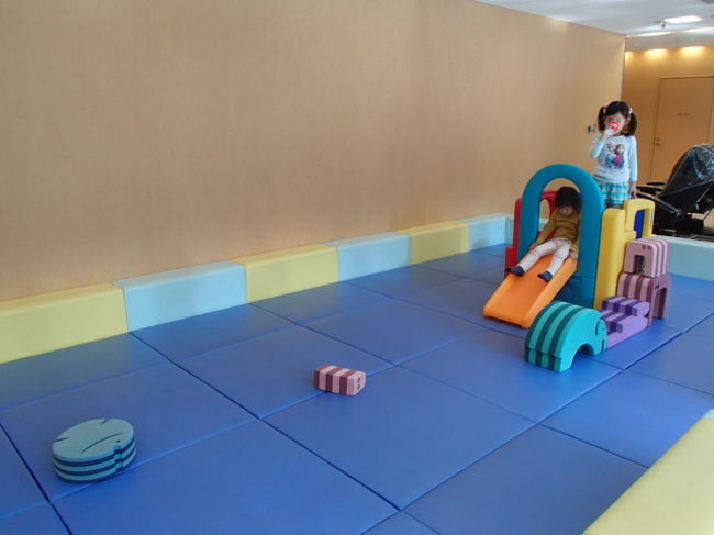 その間、私と子どもはラウンジの目の前にあるキッズスペースで遊びました。