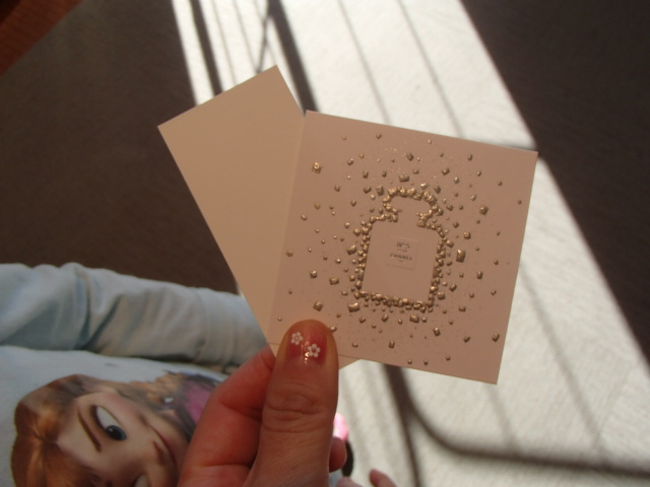 出国すると、免税店がたくさん。娘は、香水のサンプルをもらって「いいにお～い♪」とうれしそう。