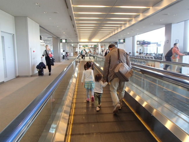 息子は広い空港をトコトコ走る。