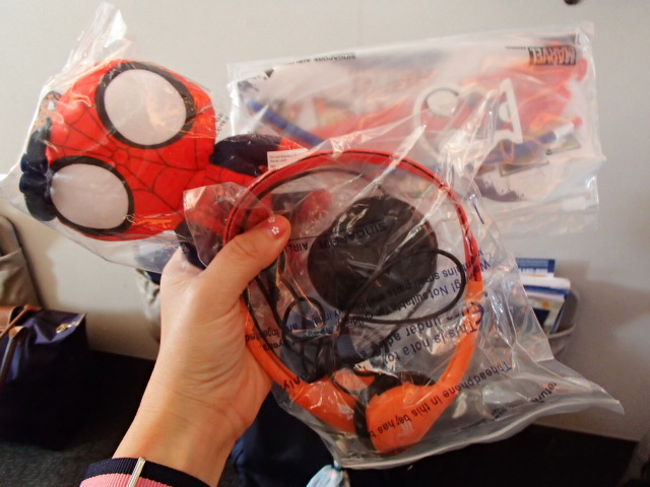 機内に入ると、いきなり「メンテナンスのため３０分遅延します」だって！早くしてくれ～<br />息子は元気全開！！やばいぞ。。。これはシンガポール航空でもらった子どもむけおもちゃ。<br /><br />客室乗務員さんが、お水やジュースを配って回ってました。